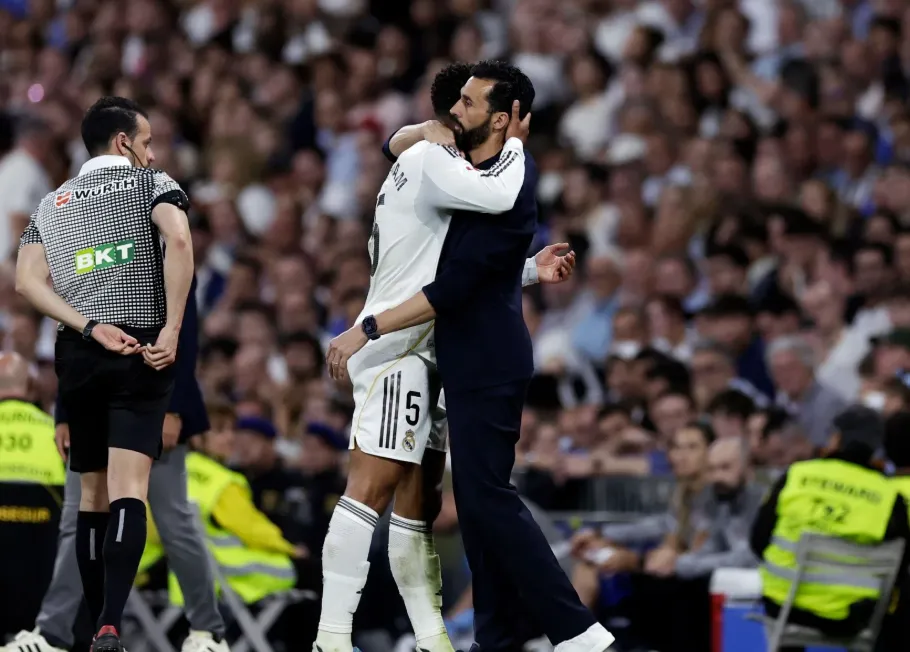 Key Early Moments and Missed Chances